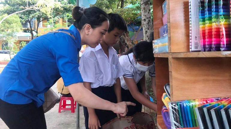 Các em lựa chọn sách, vở tại nhà sách 0 đồng.