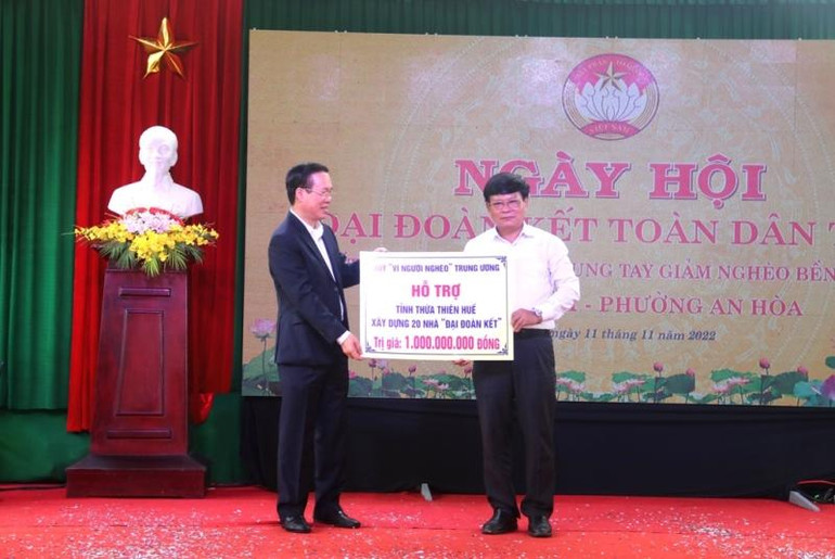 Đồng chí Võ Văn Thưởng trao tặng 20 ngôi nhà “Đại đoàn kết” trị giá 1 tỷ đồng để hỗ trợ người dân khó khăn tại Thừa Thiên Huế.