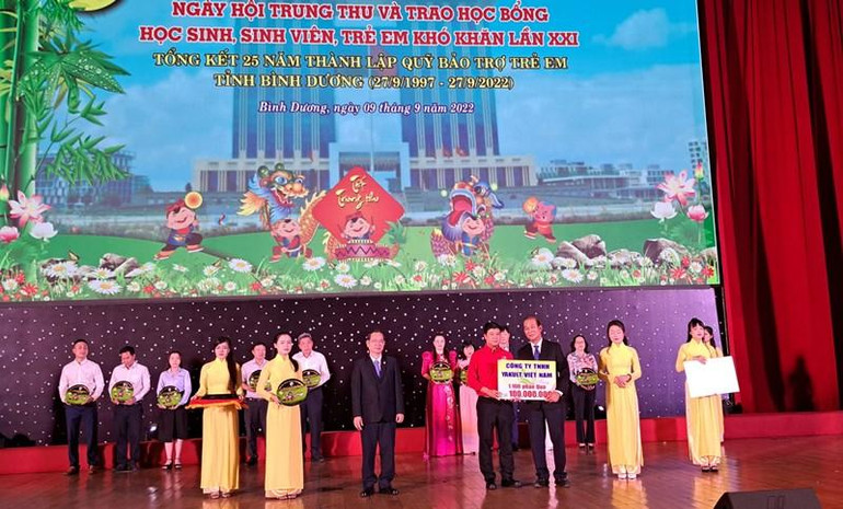 Các đơn vị, doanh nghiệp trao hỗ trợ cho Quỹ Bảo trợ trẻ em tỉnh Bình Dương.