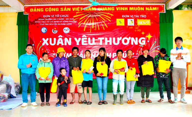 Tặng các phần quà cho các gia đình nghèo, có hoàn cảnh khó khăn tại Khu tái định cư Hồng Thượng (A Lưới).