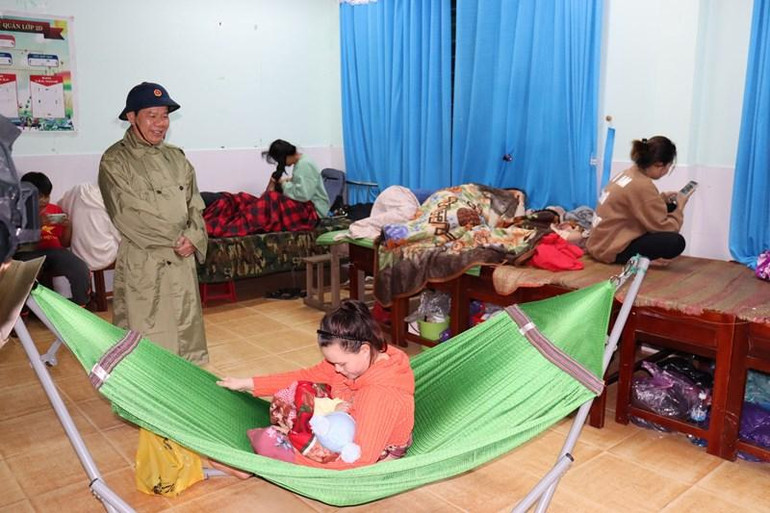 Người dân sơ tán đến các điểm tập trung đều ấm lòng, an tâm tránh trú bão số 4. (Ảnh: HIỂN CỪ) Người dân sơ tán đến các điểm tập trung đều ấm lòng, an tâm tránh trú bão số 4. (Ảnh: HIỂN CỪ)