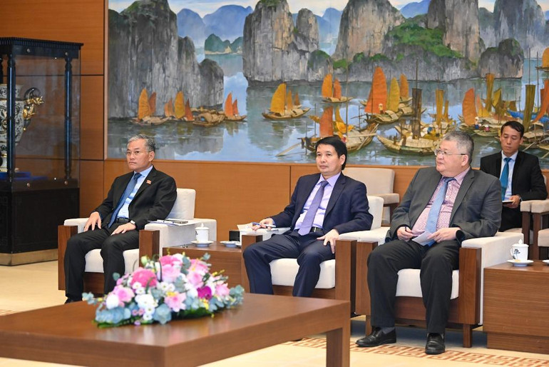 [Ảnh] Chủ tịch Quốc hội Vương Đình Huệ tiếp Đại sứ Pháp tại Việt Nam ảnh 4