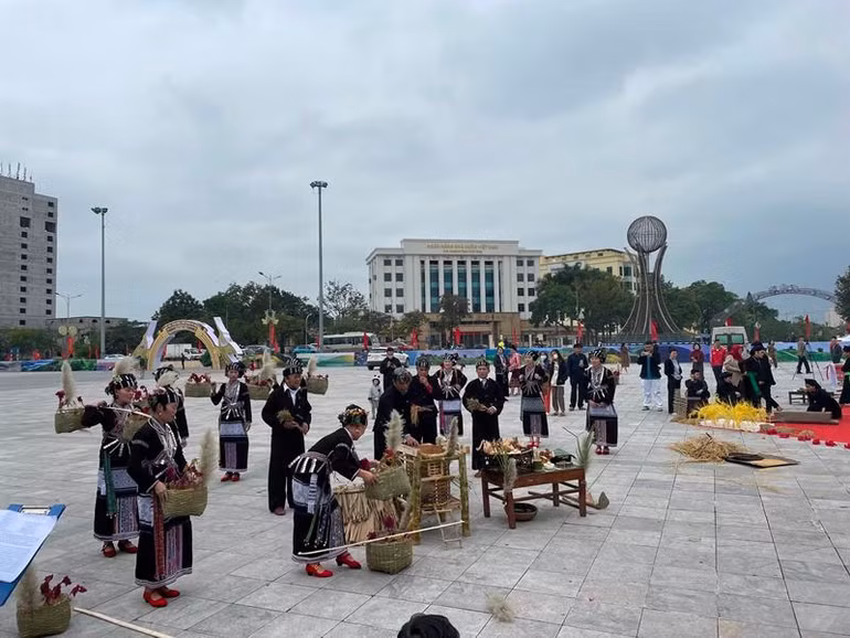 Hoạt động văn hóa truyền thống mang đậm bản sắc các dân tộc được tổ chức tại Ngày hội. Hoạt động văn hóa truyền thống mang đậm bản sắc các dân tộc được tổ chức tại Ngày hội.