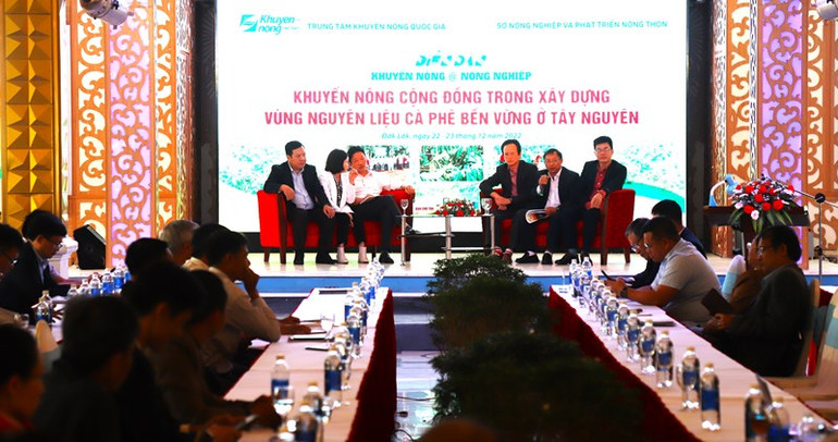 Các diễn giả trả lời các câu hỏi của các doanh nghiệp, khuyến nông viên ở cơ sở.