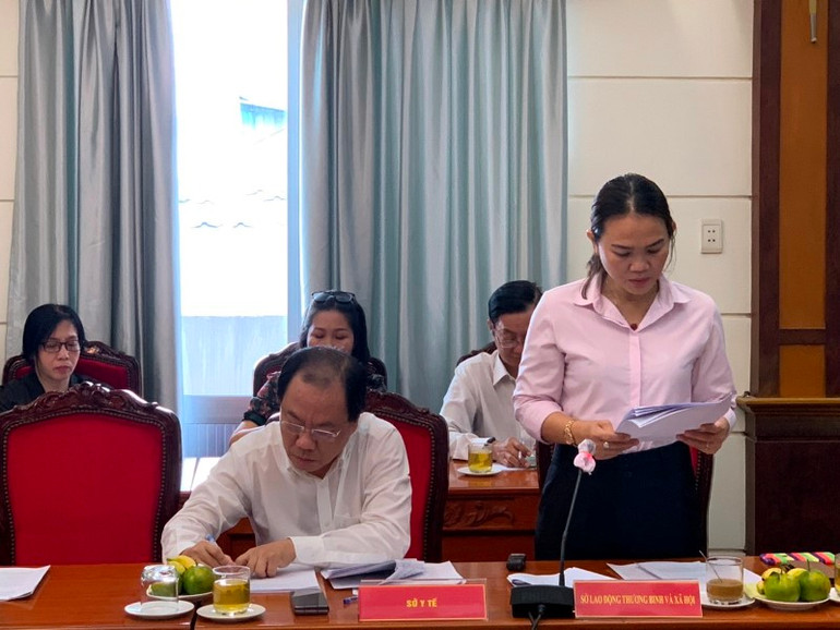 Bà Huỳnh Lê Như Trang, Phó Giám đốc Sở Lao động-Thương binh và Xã hội báo cáo tại buổi giám sát. Bà Huỳnh Lê Như Trang, Phó Giám đốc Sở Lao động-Thương binh và Xã hội báo cáo tại buổi giám sát.