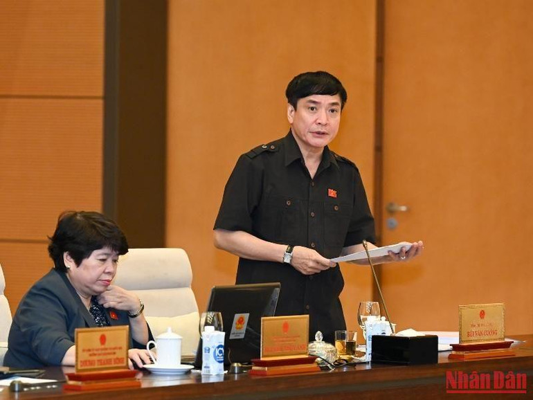 Tổng Thư ký, Chủ nhiệm Văn phòng Quốc hội Bùi Văn Cường trình bày tờ trình dự thảo Nghị quyết ban hành Nội quy kỳ họp Quốc hội (sửa đổi). (Ảnh: Duy Linh)