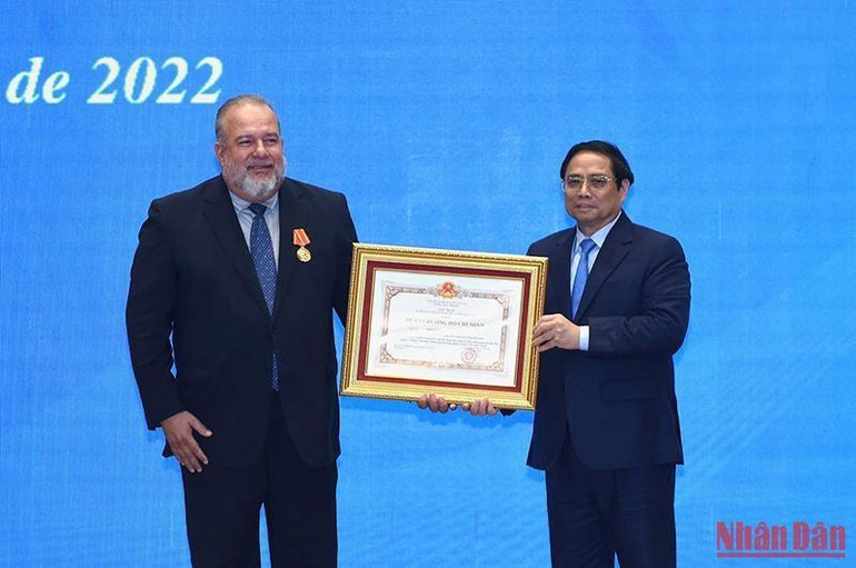 Thủ tướng Phạm Minh Chính trao tặng Huân chương Hồ Chí Minh cho Thủ tướng nước Cộng hòa Cuba Manuel Marrero Cruz.