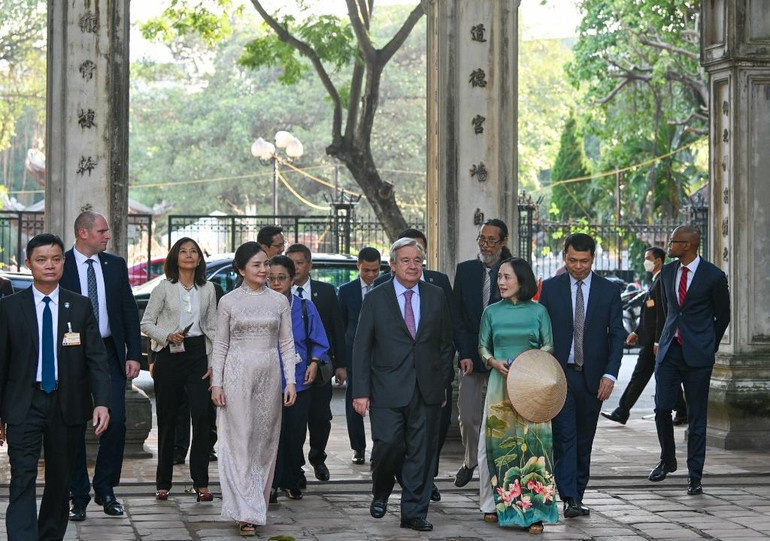 Chiều 22/10, Tổng Thư ký Liên hợp quốc Antonio Guterres và các quan chức Liên hợp quốc đã đến thăm Văn Miếu-Quốc Tử Giám.
