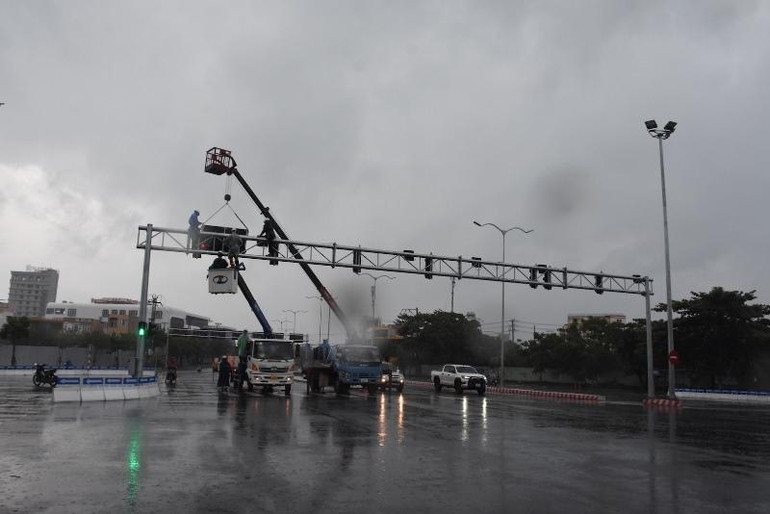 Lực lượng chức năng gấp rút tháo dỡ các đèn đường tại nút giao thông vòng xuyến Ngô Quyền-Cầu Sông Hàn.