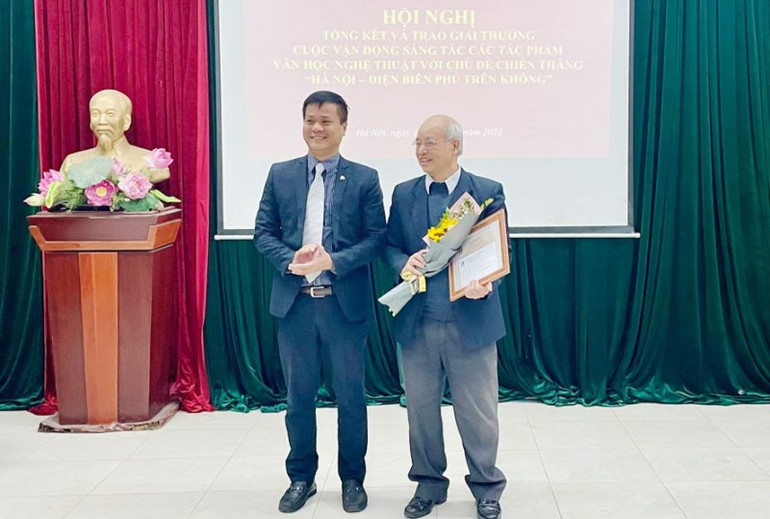 Trao giải Nhất cho nhà văn Nguyễn Trung Hậu - tác giả truyện ngắn “Tái sinh”.