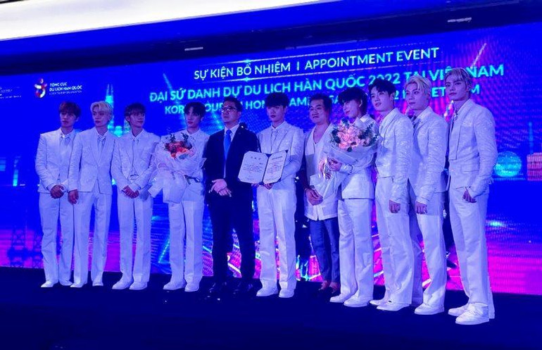 Đại diện KTO tại Việt Nam trao quyết định bổ nhiệm cho nhóm nhạc BLANK2Y. (Nguồn ảnh: KTO)