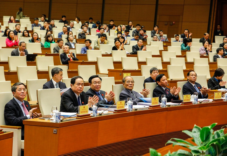 Chủ tịch Quốc hội Vương Đình Huệ, nguyên Chủ tịch Quốc hội Nguyễn Sinh Hùng cùng các Phó Chủ tịch Quốc hội và các đại biểu dự hội nghị.