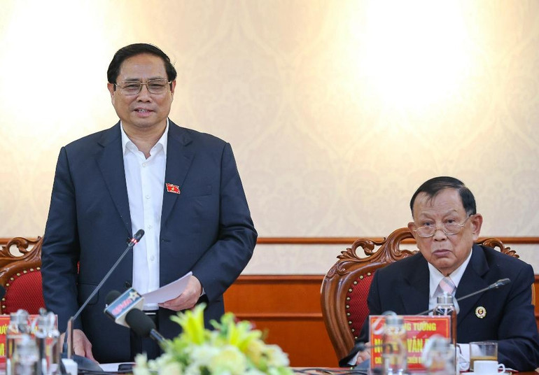 Thủ tướng: Các cấp hội cần chủ động hơn nữa trong việc phối hợp các cấp, các ngành chăm lo đời sống vật chất, tinh thần cho hội viên cựu chiến binh, cựu quân nhân. Thủ tướng yêu cầu tập trung xây dựng tổ chức hội vững mạnh từ Trung ương đến cơ sở cả về chính trị, tư tưởng, tổ chức và đạo đức.