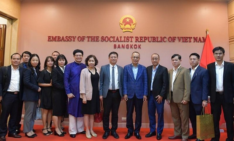 Đại sứ Phan Chí Thành chụp ảnh lưu niệm cùng đoàn xúc tiến du lịch tỉnh Thừa Thiên Huế tại Đại sứ quán Việt Nam tại Thái Lan.