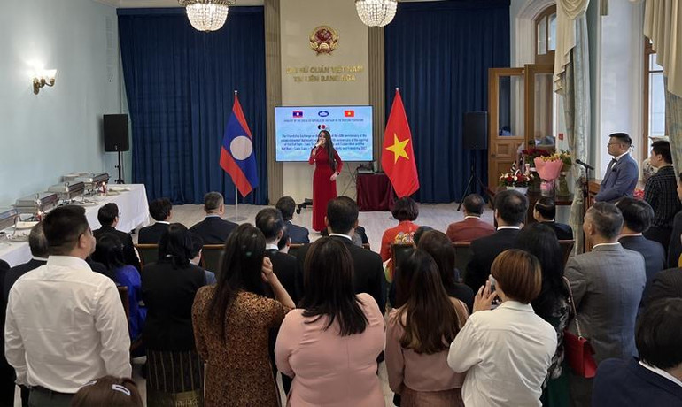 Tiếng hát của ca sĩ Hồng Nhung qua bài Cô gái vót chông đã thực sự chinh phục cả hội trường Đại sứ quán. (Ảnh: QUẾ ANH)