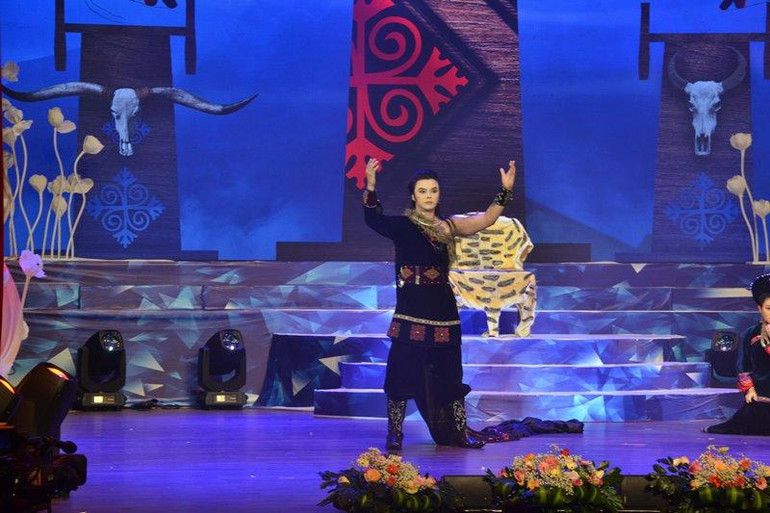 Thí sinh Võ Minh Lâm đoạt Huy chương Vàng thể loại kép mùi với vai Cố Sầu trong vở “Chuyện tình Khâu Vai”. Thí sinh Võ Minh Lâm đoạt Huy chương Vàng thể loại kép mùi với vai Cố Sầu trong vở “Chuyện tình Khâu Vai”.