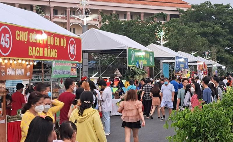 Đông đảo người dân đến vui chơi, giải trí dịp khánh thành Chợ đêm và Phố đi bộ Bạch Đằng.