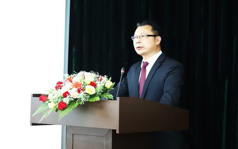 Tiến sĩ Nguyễn Duy Thụy, Ủy viên Hội đồng lý luận Trung ương, Viện trưởng Viện Khoa học xã hội vùng Tây Nguyên phát biểu đề dẫn hội thảo. Tiến sĩ Nguyễn Duy Thụy, Ủy viên Hội đồng lý luận Trung ương, Viện trưởng Viện Khoa học xã hội vùng Tây Nguyên phát biểu đề dẫn hội thảo.