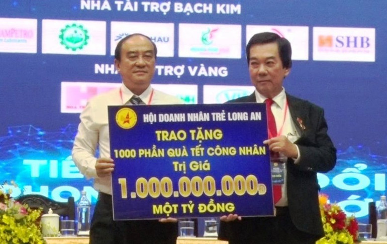 Hội Doanh nhân trẻ Long An trao bảng tượng trưng 1.000 phần quà Tết cho người lao động trên địa bàn tỉnh bị mất việc cho Ủy ban Mặt trận Tổ quốc Việt Nam tỉnh Long An.