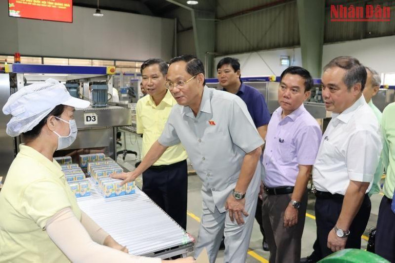 Phó Chủ tịch Quốc hội Trần Quang Phương tham quan dây chuyền chế biến sữa đậu nành hộp giấy Vinasoy và thăm hỏi đời sống công nhân. Phó Chủ tịch Quốc hội Trần Quang Phương tham quan dây chuyền chế biến sữa đậu nành hộp giấy Vinasoy và thăm hỏi đời sống công nhân.