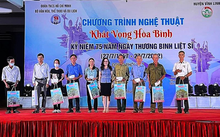 Bí thư Đoàn Thanh niên Báo Nhân Dân Lê Khánh Bình trao quà tặng đại diện các gia đình chính sách tại huyện Vĩnh Linh (tỉnh Quảng Trị).