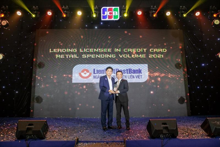 Ông Nguyễn Ngọc Nam - Phó Tổng Giám đốc LienVietPostBank nhận giải thưởng Ngân hàng dẫn đầu về tăng trưởng Doanh số chi tiêu Thẻ tín dụng năm 2021 (vị trí ngoài cùng bên trái).