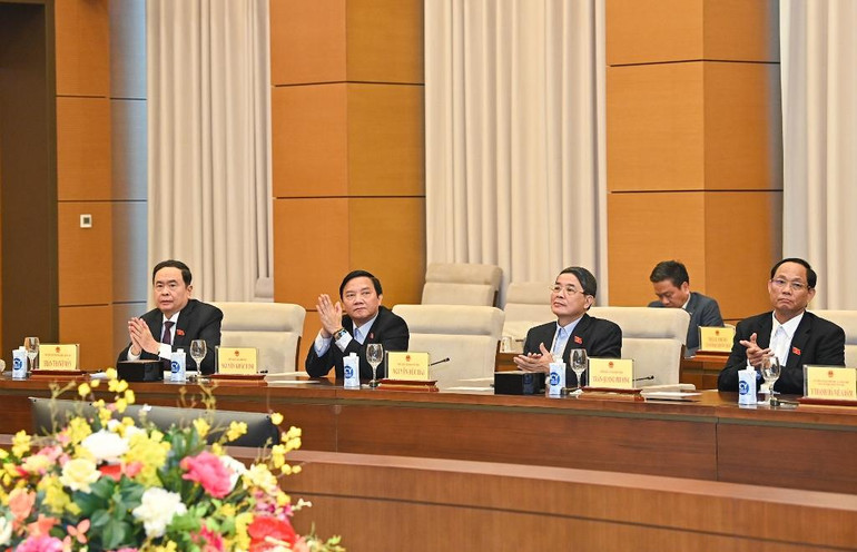 Các đồng chí Phó Chủ tịch Quốc hội dự buổi lễ.