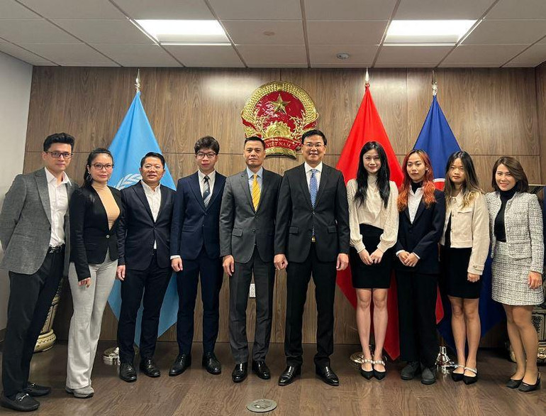 Đoàn công tác của Ủy ban Nhà nước về người Việt Nam ở nước ngoài làm việc với đại diện Hội Thanh niên, Sinh viên Việt Nam tại New York (Hoa Kỳ).