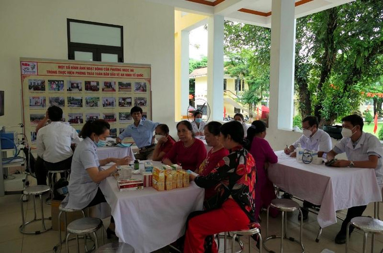 Tổ chức khám, phát thuốc miễn phí cho nhân dân phường Ngọc Hà.