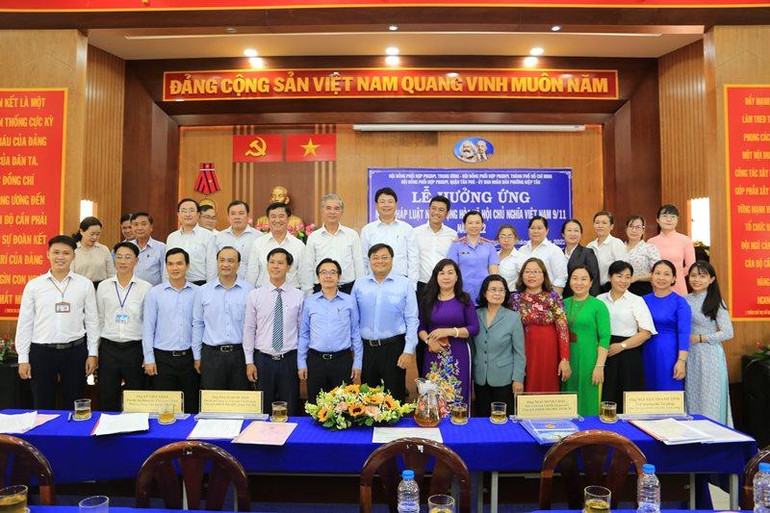 Các đại biểu chụp ảnh lưu niệm.