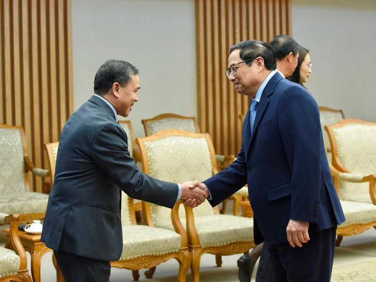 Thủ tướng Phạm Minh Chính đón các thành viên trong Đoàn của Phó Thủ tướng, Bộ trưởng Ngoại giao Lào.