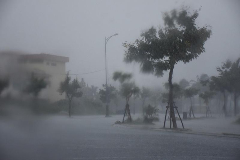 Đà Nẵng bắt đầu mưa lớn từ trưa nay, tuyến đường biển ghi nhận lúc 14 giờ 30 phút.