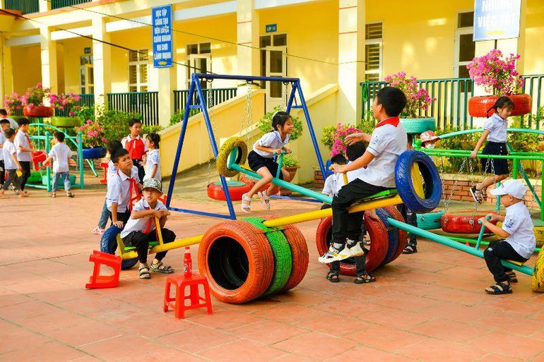Học sinh Trường Tiểu học Tân Khánh vui chơi tại sân chơi làm từ vật liệu tái chế.