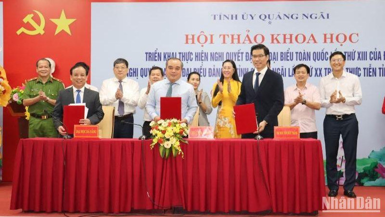 Ký kết hợp tác thỏa thuận khung giữa Ủy ban nhân dân tỉnh Quảng Ngãi với Đại học Đà Nẵng và Đại học Tôn Đức Thắng.