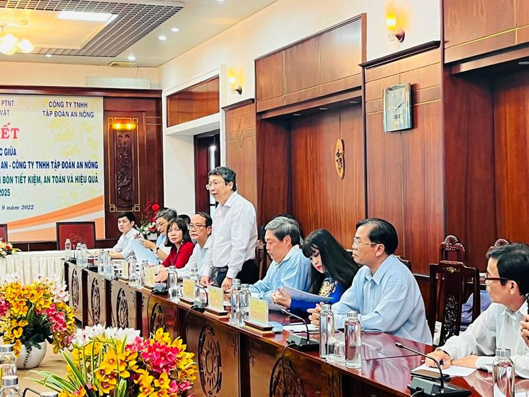 Cục trưởng Bảo vệ thực vật Hoàng Trung phát biểu khai mạc lễ ký kết.