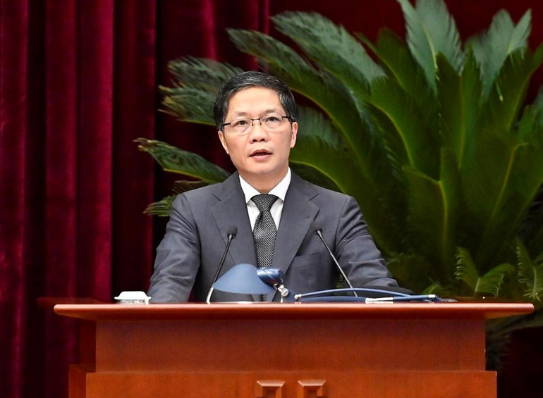 Đồng chí Trần Tuấn Anh, Ủy viên Bộ Chính trị, Trưởng Ban Kinh tế Trung ương trình bày báo cáo tại hội nghị.