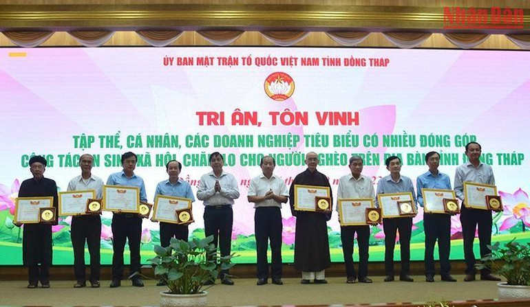 Trao bằng khen và biểu trưng tri ân các tổ chức, cá nhân, doanh nghiệp có nhiều đóng góp, ủng hộ Quỹ “Vì người nghèo” và công tác an sinh xã hội. Trao bằng khen và biểu trưng tri ân các tổ chức, cá nhân, doanh nghiệp có nhiều đóng góp, ủng hộ Quỹ “Vì người nghèo” và công tác an sinh xã hội.
