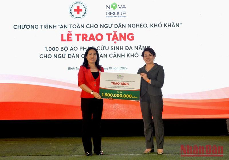 Đại diện nhà tài trợ Tập đoàn NovaGroup trao tặng 1.000 bộ áo phao cứu sinh đa năng trị giá 1,5 tỷ đồng cho ngư dân Bình Thuận có hoàn cảnh khó khăn.