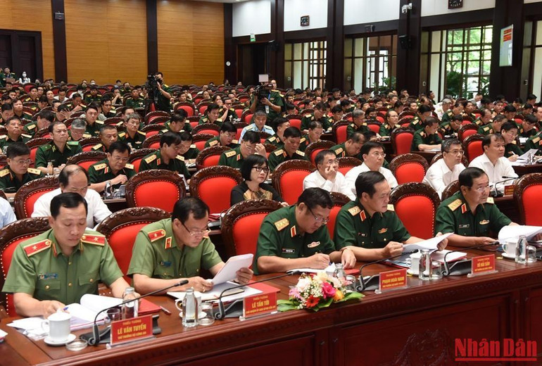 Các đồng chí lãnh đạo Bộ Quốc phòng, Bộ Công an dự hội nghị.