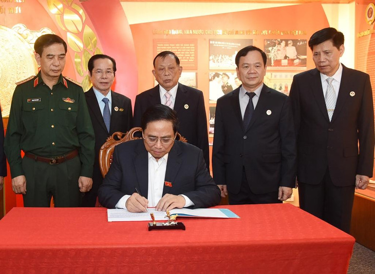 Ghi sổ vàng truyền thống của Hội Cựu chiến binh Việt Nam, Thủ tướng mong muốn các thế hệ cựu chiến binh, cựu quân nhân tiếp tục giữ vững và phát huy bản chất "Bộ đội Cụ Hồ", truyền thống "Trung thành-Đoàn kết-Gương mẫu-Đổi mới" của Hội, xây dựng Hội Cựu chiến binh Việt Nam vững mạnh toàn diện, hoàn thành tốt nhiệm vụ, góp phần cùng với toàn Đảng, toàn dân, toàn quân xây dựng thành công và bảo vệ vững chắc Tổ quốc Việt Nam xã hội chủ nghĩa.