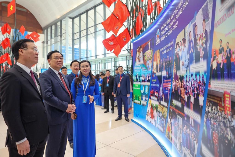 Chủ tịch Quốc hội Vương Đình Huệ, Thường trực Ban Bí thư Võ Văn Thưởng tham quan triển lãm với chủ đề "Khát vọng cống hiến - Lẽ sống thanh niên". Chủ tịch Quốc hội Vương Đình Huệ, Thường trực Ban Bí thư Võ Văn Thưởng tham quan triển lãm với chủ đề "Khát vọng cống hiến - Lẽ sống thanh niên".