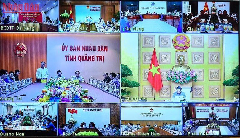 Đại diện lãnh đạo tỉnh Quảng Trị báo cáo tình hình chống bão trên địa bàn tỉnh.