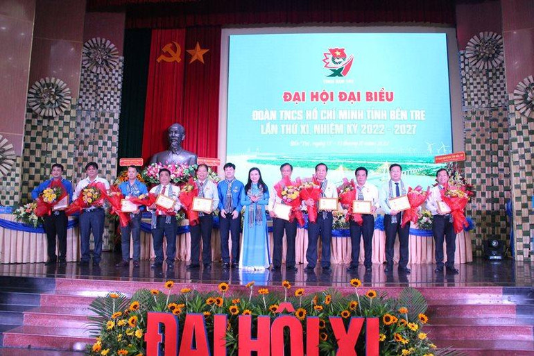 Các cá nhân nhận Kỷ niệm chương “Vì thế hệ trẻ”. Các cá nhân nhận Kỷ niệm chương “Vì thế hệ trẻ”.