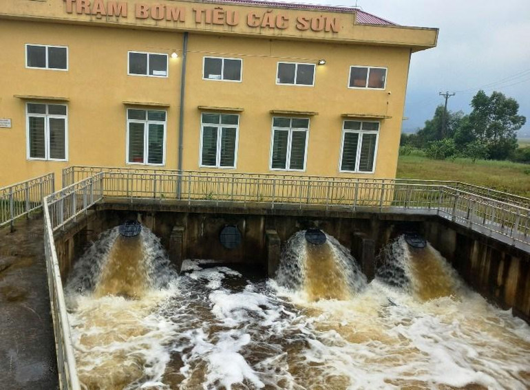 Công ty TNHH MTV Sông Chu vận hành Trạm bơm Các Sơn tiêu thoát nước cho các địa phương ở thị xã Nghi Sơn.