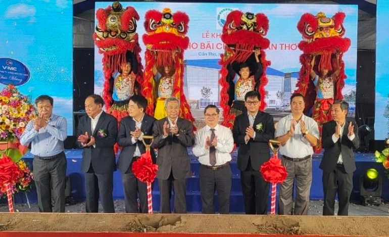 Lãnh đạo TP Cần Thơ và công ty thực hiện nghi lễ động thổ khởi công.