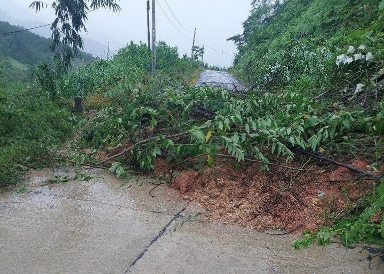 Sạt lở đất trên tuyến đường giữa Sơn Tinh-Sơn Lập, huyện miền núi Sơn Tây (Quảng Ngãi) gây ách tắc giao thông.