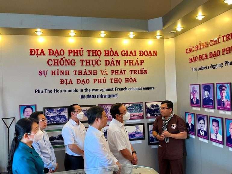 Đồng chí Nguyễn Văn Nên và đoàn công tác nghe thuyết minh về quá trình hình thành và phát triển của địa đạo Phú Thọ Hòa. Đồng chí Nguyễn Văn Nên và đoàn công tác nghe thuyết minh về quá trình hình thành và phát triển của địa đạo Phú Thọ Hòa.