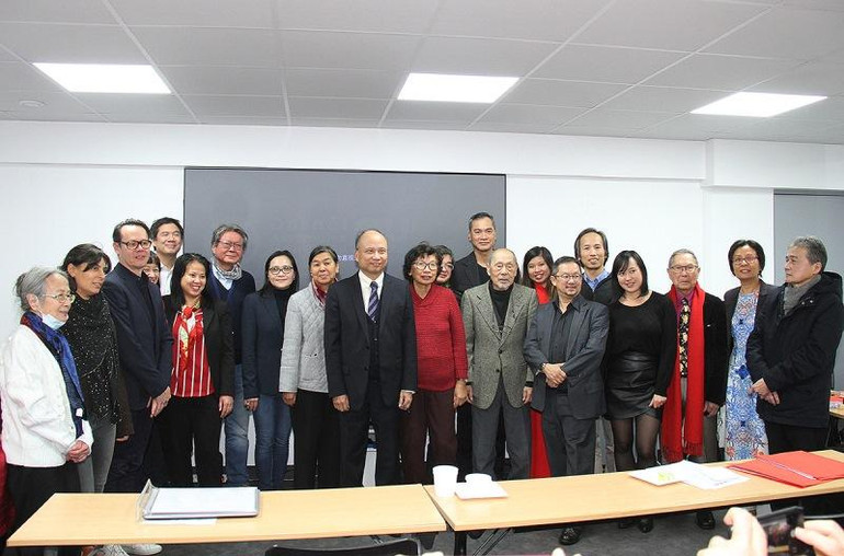 Đại sứ Đinh Toàn Thắng chụp ảnh lưu niệm cùng Ban Chấp hành mới của Hội người Việt Nam tại Pháp. (Ảnh: Khải Hoàn)