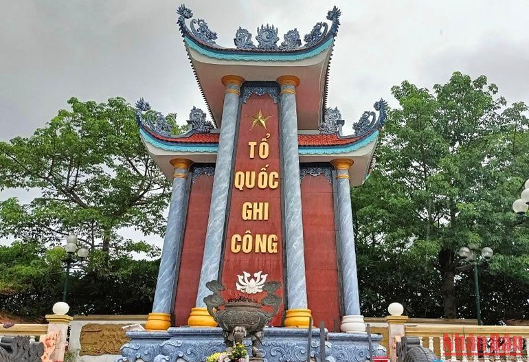 Đài “Tổ quốc ghi công” mới được đầu tư, tôn tạo từ nguồn kinh phí 700 triệu đồng của tỉnh Thái Bình.