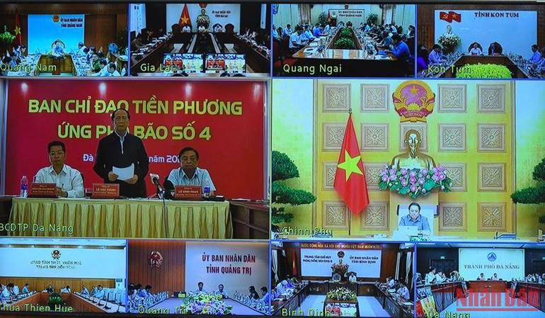 Phó Thủ tướng Lê Văn Thành báo cáo về tình bão Noru tại Ban Chỉ huy tiền phương.